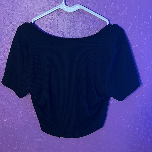 black cropped tied shirt - Picture 2 of 3